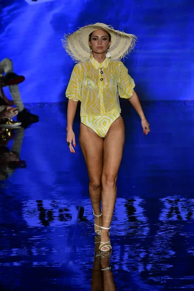 Miami Beach Florida Lipiec Modelka Spaceruje Pasie Startowym Wystawie Fernando — Zdjęcie stockowe