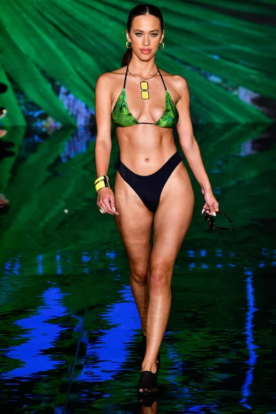 MIAMI BEACH, FLORIDA - 09 Temmuz 2021 'de Miami Beach, Florida' da düzenlenen Miami Yüzme Haftası sırasında Willfredo Gerardo Show 'da bir model podyumda yürüyor..