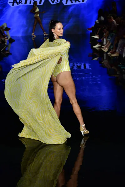 MIAMI BEACH, FLORIDA - 09 Temmuz 2021 'de Miami Beach, Florida' da düzenlenen Miami Yüzme Haftası sırasında Fernando Alberto Atıcılık Şovunda bir model podyumda yürüyor.. 