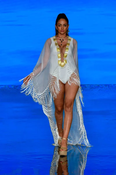MIAMI BEACH, FLORIDA - 08 Temmuz 2021 'de Miami Beach, Florida' da düzenlenen Miami Yüzme Haftası 'nda bir model podyumda yürüyor..