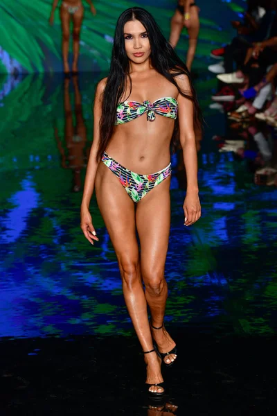 Miami Beach Florida July Model Walks Runway Willfredo Gerardo Show — Stock Photo, Image