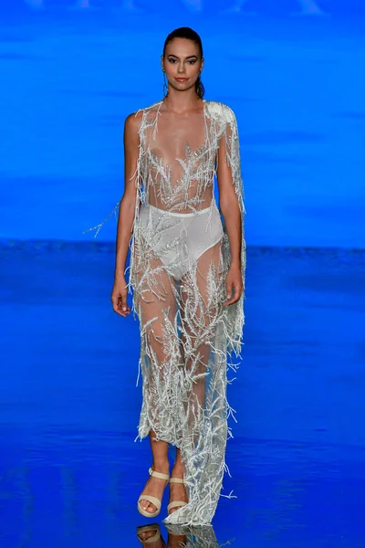 MIAMI BEACH, FLORIDA - 08 Temmuz 2021 'de Miami Beach, Florida' da düzenlenen Miami Yüzme Haftası 'nda bir model podyumda yürüyor..