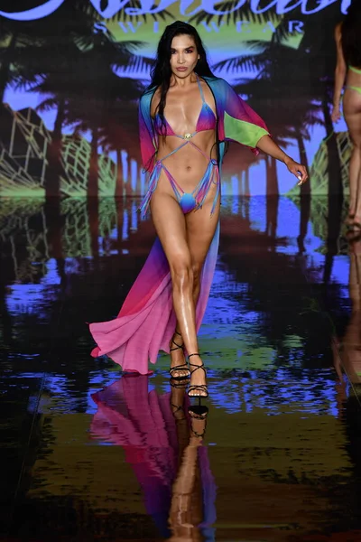 MIAMI BEACH, FLORIDA - 09 Temmuz 2021 'de Miami Beach, Florida' da bir model, Miami Swimwear Show 'da, Art Hearts tarafından desteklenen yüzme haftasında podyumda yürüyor..
