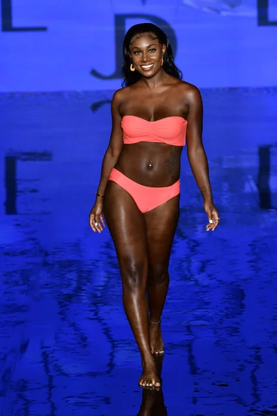 Miami Beach Florida Ιούλιος Ένα Μοντέλο Περπατά Στο Διάδρομο Στο — Φωτογραφία Αρχείου