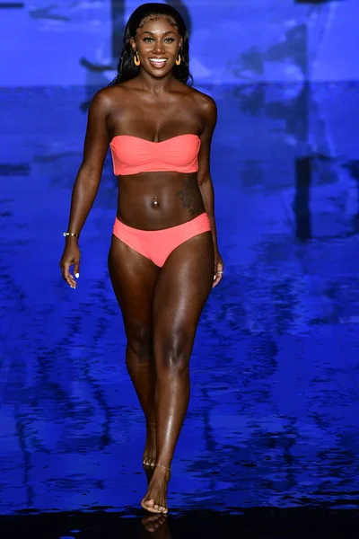 MIAMI BEACH, FLORIDA - 09 Temmuz 2021 'de Miami Yüzme Haftası sırasında Miami Beach, Florida' da bir model podyumda yürüyor..