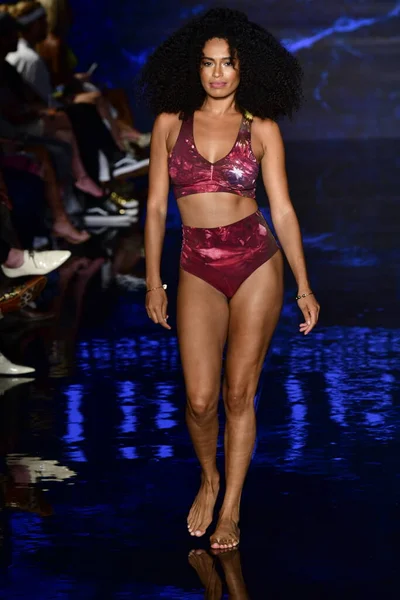 MIAMI BEACH, FLORIDA - 09 Temmuz 2021 'de Miami Beach, Florida' da düzenlenen Miami Yüzme Haftası sırasında Indigo Wild Swim Show 'da bir model podyumda yürüyor..