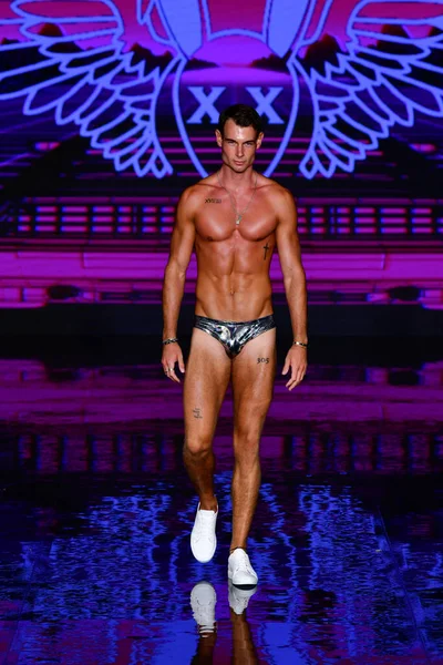 Miami Beach Florida July Model Walks Runway Mister Triple Show —  Fotos de Stock