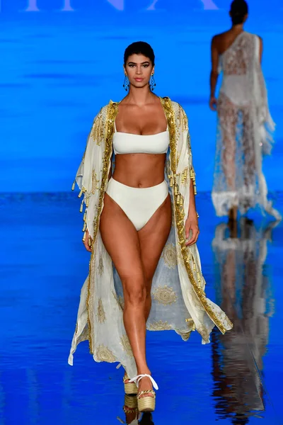 MIAMI BEACH, FLORIDA - 08 Temmuz 2021 'de Miami Beach, Florida' da düzenlenen Miami Yüzme Haftası 'nda bir model podyumda yürüyor..