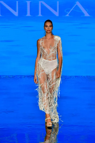 MIAMI BEACH, FLORIDA - 08 Temmuz 2021 'de Miami Beach, Florida' da düzenlenen Miami Yüzme Haftası 'nda bir model podyumda yürüyor..