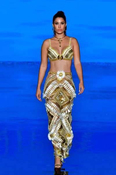 MIAMI BEACH, FLORIDA - 08 Temmuz 2021 'de Miami Beach, Florida' da düzenlenen Miami Yüzme Haftası 'nda bir model podyumda yürüyor..