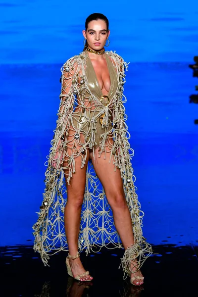 MIAMI BEACH, FLORIDA - 08 Temmuz 2021 'de Miami Beach, Florida' da düzenlenen Miami Yüzme Haftası 'nda bir model podyumda yürüyor..