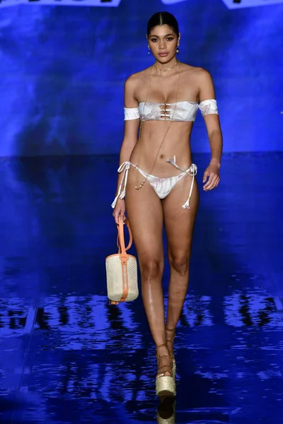 MIAMI BEACH, FLORIDA - 09 Temmuz 2021 'de Miami Beach, Florida' da düzenlenen Miami Yüzme Haftası sırasında Fernando Alberto Atıcılık Şovunda bir model podyumda yürüyor.. 