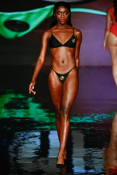 Miami Beach Florida July Model Walks Runway Swim Show Miami — Stockfoto