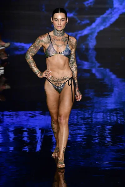 MIAMI BEACH, FLORIDA - 09 Temmuz 2021 'de Miami Beach, Florida' da düzenlenen Miami Yüzme Haftası sırasında Indigo Wild Swim Show 'da bir model podyumda yürüyor..
