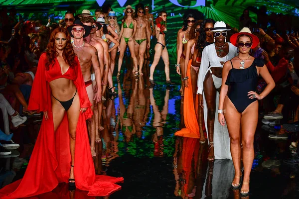 Miami Beach Florida July Models Pose Runway Willfredo Gerardo Show — Stock Photo, Image