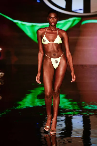 Miami Beach Florida July 2021年7月8日 在佛罗里达州迈阿密海滩举行的Faena论坛上 一名模特在迈阿密游泳周的Mp游泳表演中走上了跑道 — 图库照片