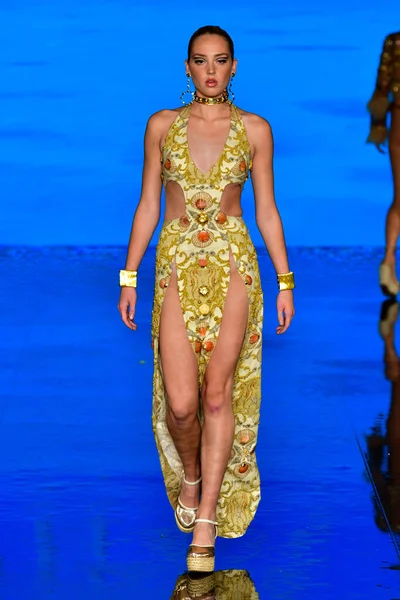 MIAMI BEACH, FLORIDA - 08 Temmuz 2021 'de Miami Beach, Florida' da düzenlenen Miami Yüzme Haftası 'nda bir model podyumda yürüyor..