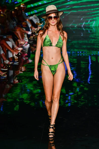 MIAMI BEACH, FLORIDA - 09 Temmuz 2021 'de Miami Beach, Florida' da düzenlenen Miami Yüzme Haftası sırasında Willfredo Gerardo Show 'da bir model podyumda yürüyor..