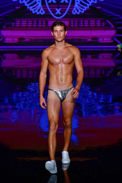 Miami Beach Florida July Model Walks Runway Mister Triple Show — Stock Photo, Image