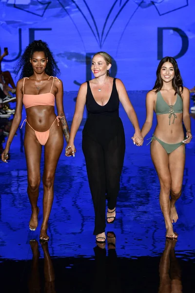 MIAMI BEACH, FLORIDA - Jessica White, Tasarımcı Danielle Jacques ve Kylin Kalani Miami Yüzme Haftası sırasında Miami Yüzme Sanatı Kalpleri Moda Forumu 'nda 09 Temmuz 2021 tarihinde yürüdüler.,