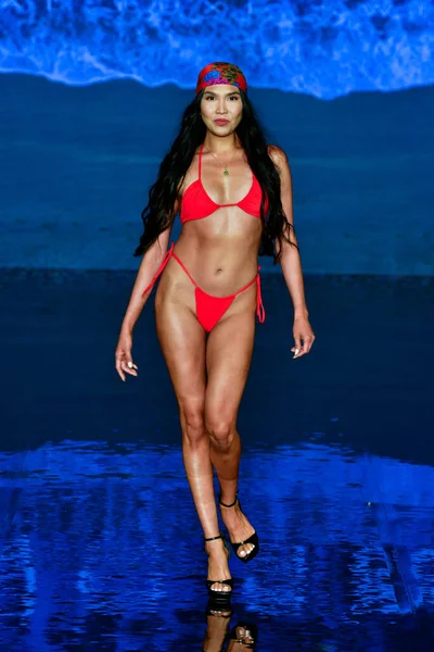 MIAMI BEACH, FLORIDA - 08 Temmuz 2021 'de Miami Beach, Florida' da düzenlenen Kino Yüzme Gösterisinde bir model podyumda yürüyor..