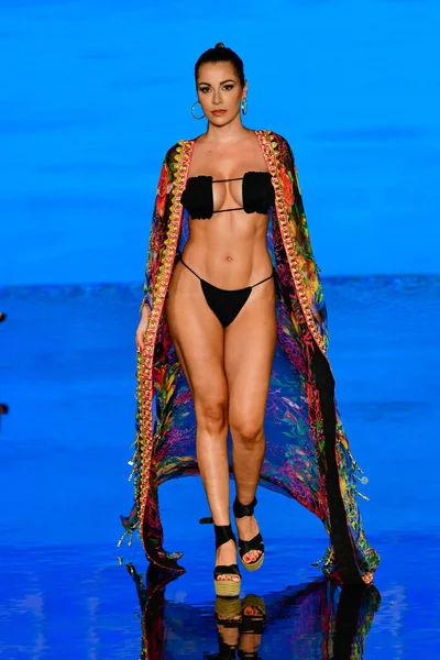 MIAMI BEACH, FLORIDA - 08 Temmuz 2021 'de Miami Beach, Florida' da düzenlenen Miami Yüzme Haftası 'nda bir model podyumda yürüyor..