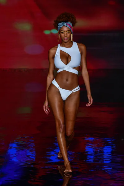 Miami Beach Florida Července Modelka Kráčí Ranveji Během Plavecké Show — Stock fotografie