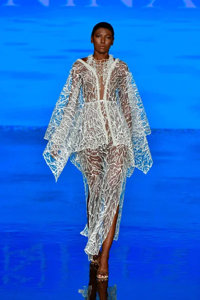 MIAMI BEACH, FLORIDA - 08 Temmuz 2021 'de Miami Beach, Florida' da düzenlenen Miami Yüzme Haftası 'nda bir model podyumda yürüyor..