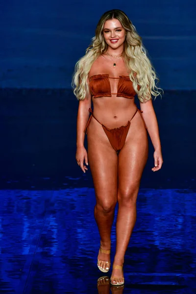 Miami Beach Florida July Model Walks Runway Kino Swim Show — Fotografia de Stock