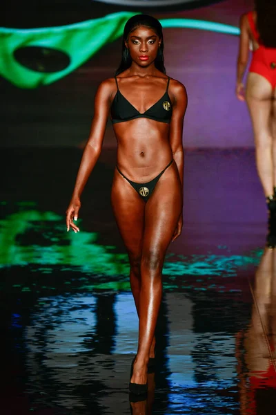 Miami Beach Florida July Model Walks Runway Swim Show Miami — Fotografia de Stock