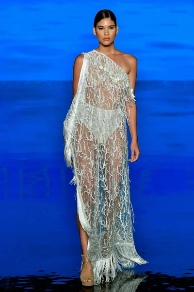 MIAMI BEACH, FLORIDA - 08 Temmuz 2021 'de Miami Beach, Florida' da düzenlenen Miami Yüzme Haftası 'nda bir model podyumda yürüyor..