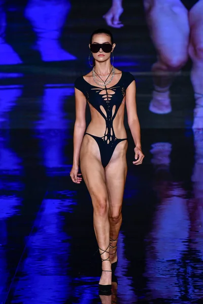 MIAMI BEACH, FLORIDA - 08 Temmuz 2021 'de Miami Beach, Florida' da düzenlenen Adam Saaks Din Gösterisi sırasında bir model podyumda yürüyor..