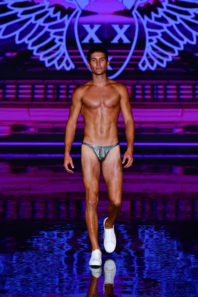 Miami Beach Florida July Model Walks Runway Mister Triple Show — Stockfoto
