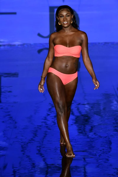 Miami Beach Florida Lipiec Modelka Spaceruje Pasie Startowym Wystawie Kostiumów — Zdjęcie stockowe