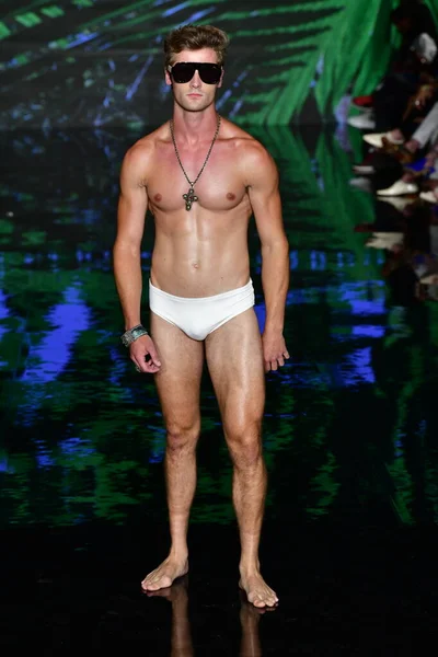 Miami Beach Florida July Model Walks Runway Willfredo Gerardo Show — Stok fotoğraf