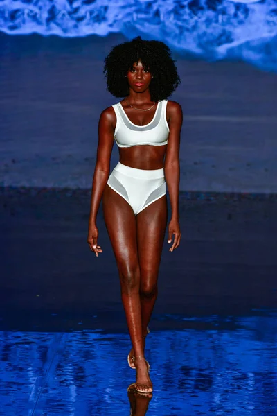 Miami Beach Florida July 2021年7月8日 在佛罗里达州迈阿密海滩举行的Faena论坛上 一位模特在迈阿密游泳周的Kino游泳表演中走上了跑道 — 图库照片