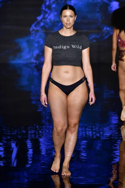 Miami Beach Florida Julho Modelo Caminha Pista Indigo Wild Swim — Fotografia de Stock