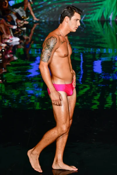 Miami Beach Florida Julho Model Walks Runway Willfredo Gerardo Show — Fotografia de Stock