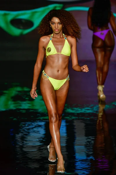 Miami Beach Florida Juli Een Model Loopt Baan Tijdens Zwemshow — Stockfoto
