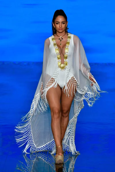 Miami Beach Florida July Model Walks Runway Giannina Azar Show — Stockfoto