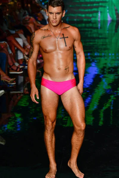 Miami Beach Florida July Model Walks Runway Willfredo Gerardo Show — kuvapankkivalokuva