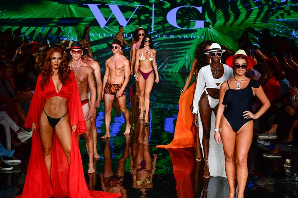 Miami Beach Florida July Models Pose Runway Willfredo Gerardo Show — Zdjęcie stockowe
