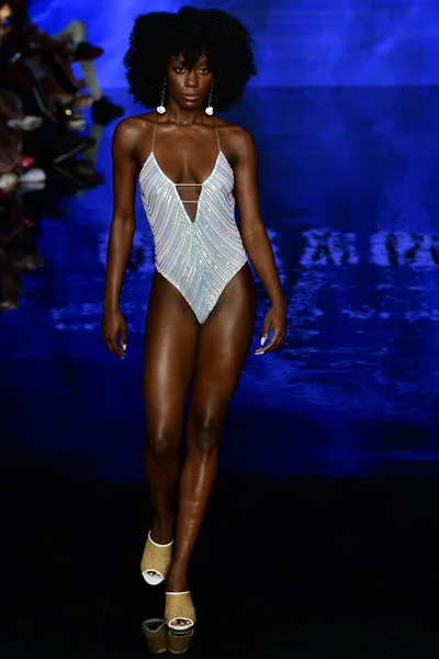 Miami Beach Florida July Model Walks Runway Fernando Alberto Atelier — Stockfoto