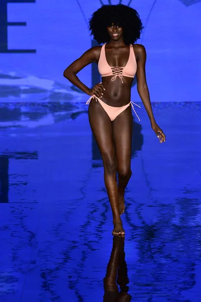 Miami Beach Florida Julho Modelo Caminha Passarela Jacque Designs Swimwear — Fotografia de Stock
