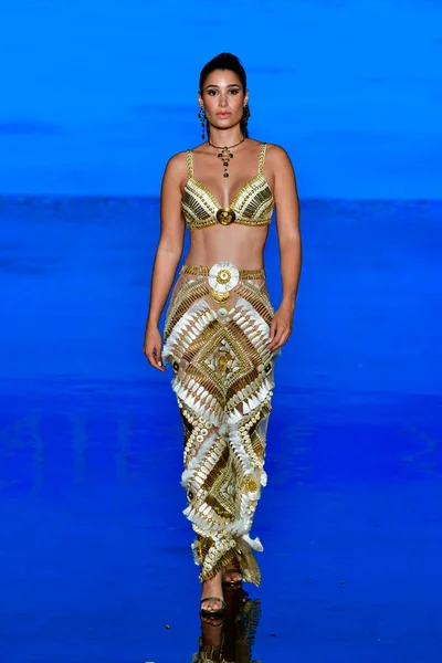 Miami Beach Florida July 2021年7月8日在佛罗里达州迈阿密海滩举行的Faena论坛上 一位模特在迈阿密游泳周的时装秀上走上了跑道 — 图库照片