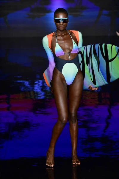 Miami Beach Florida Lipiec Modelka Spaceruje Pasie Startowym Pokazie Strojów — Zdjęcie stockowe