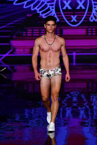 Miami Beach Florida July Model Walks Runway Mister Triple Show — Stockfoto