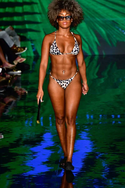 Miami Beach Florida July Model Walks Runway Willfredo Gerardo Show — 图库照片