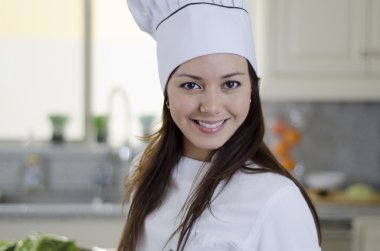 zarif kadın kap bir aşçı olarak giyinmiş