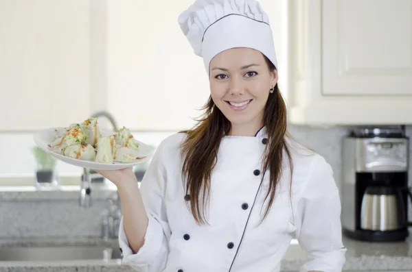 Mooie brunette koken in de keuken — Stockfoto